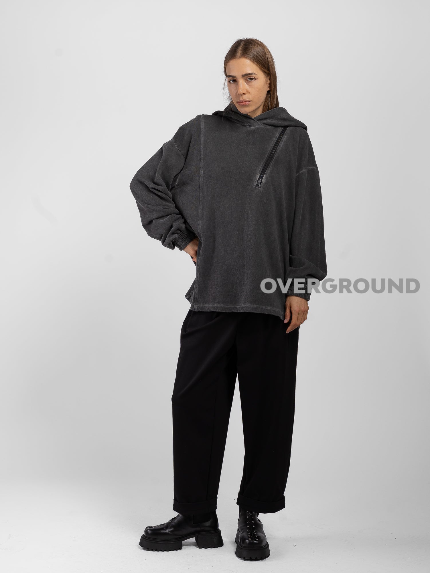 FELPA CON CERNIERA DAVANTI E CAPPUCCIO