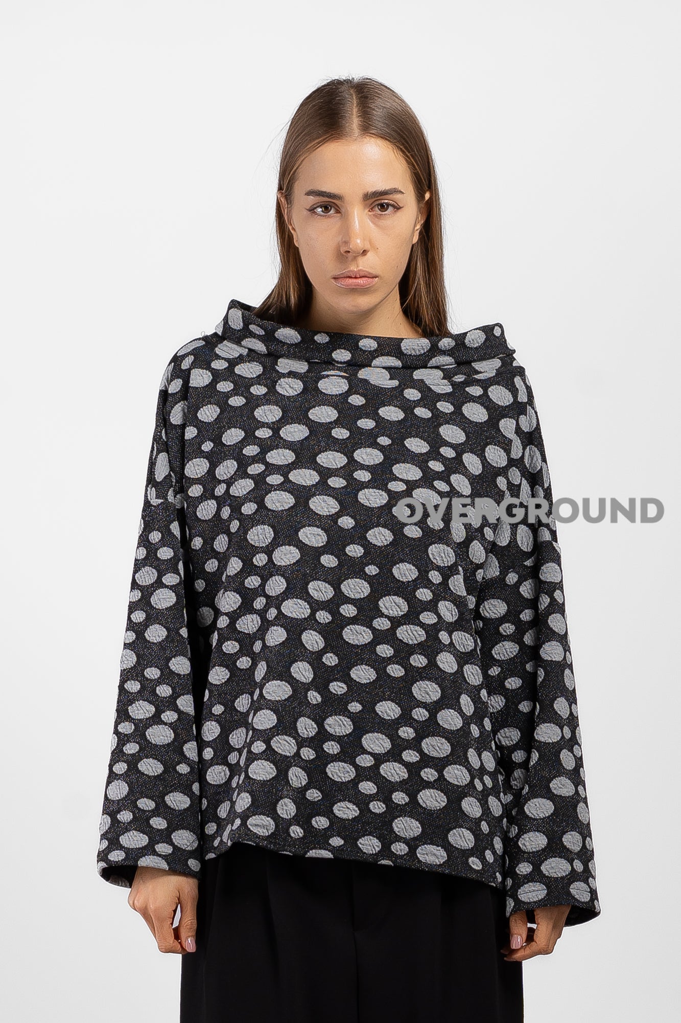 Blusa con collo a barca tessuto in pois