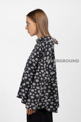 Blusa con collo a barca tessuto in pois