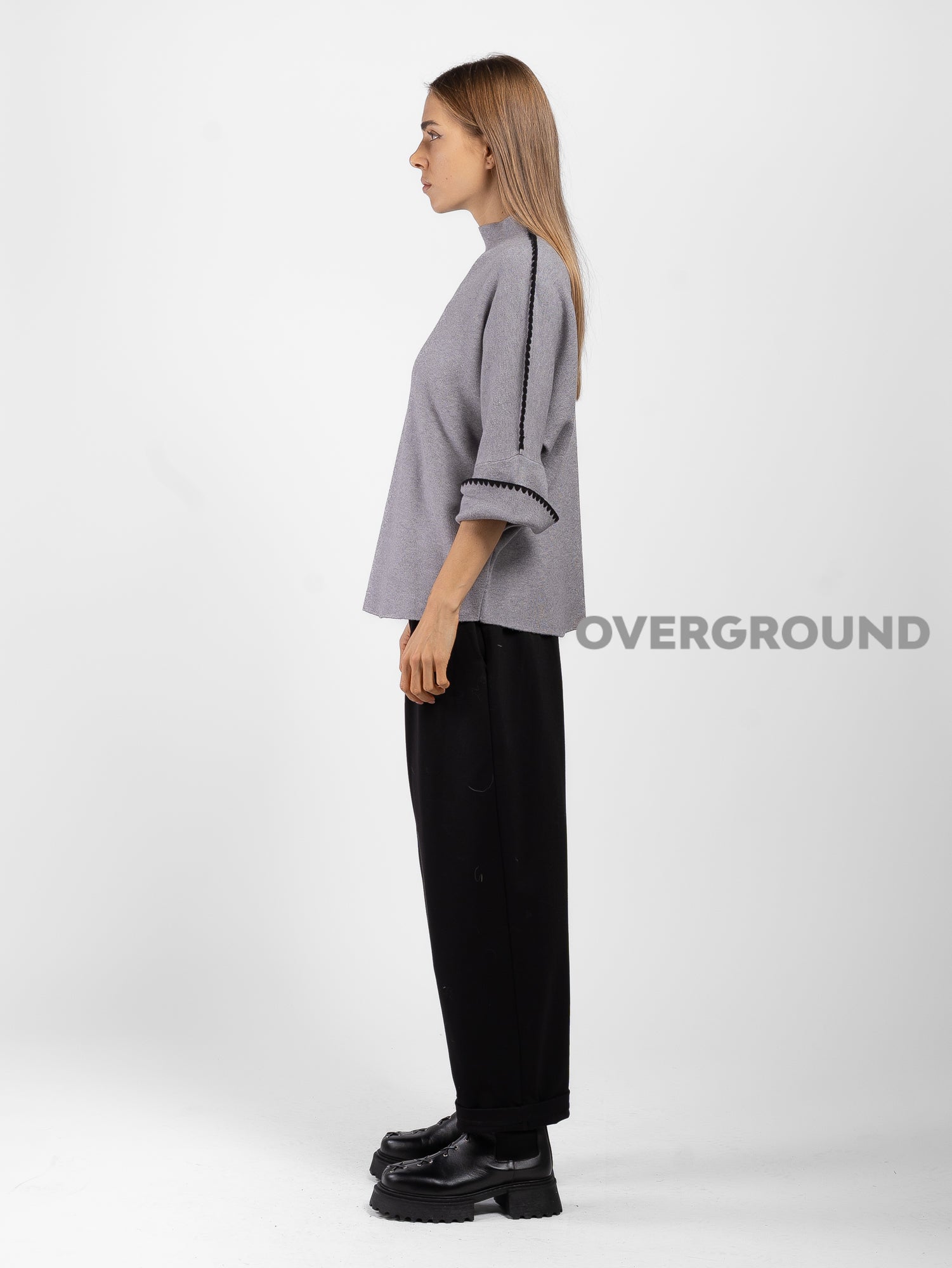 MAGLIONE CON RICAMO SULLA SPALLA