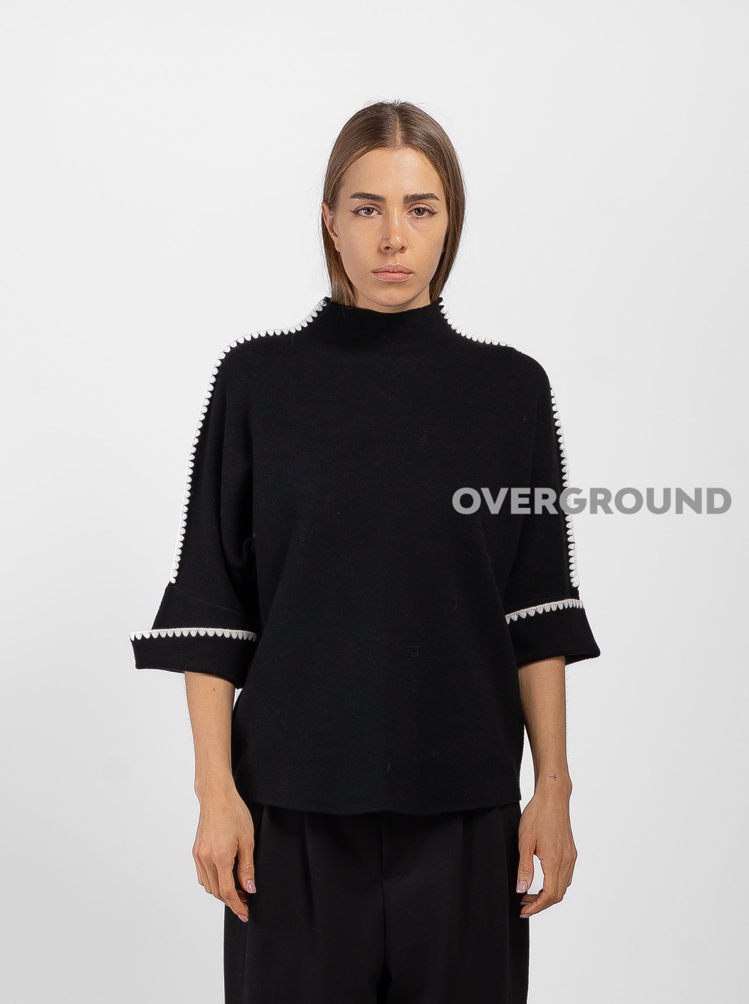 MAGLIONE CON RICAMO SULLA SPALLA