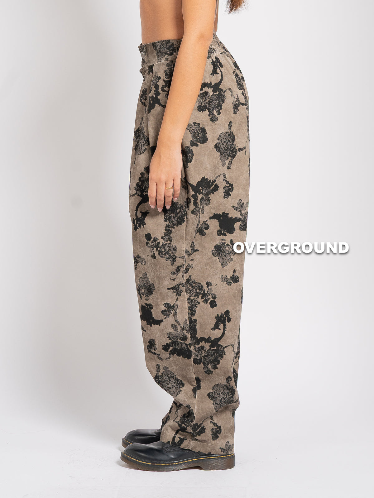PANTALONE OVER FANTASIA CON PENS SUL GAMBULE