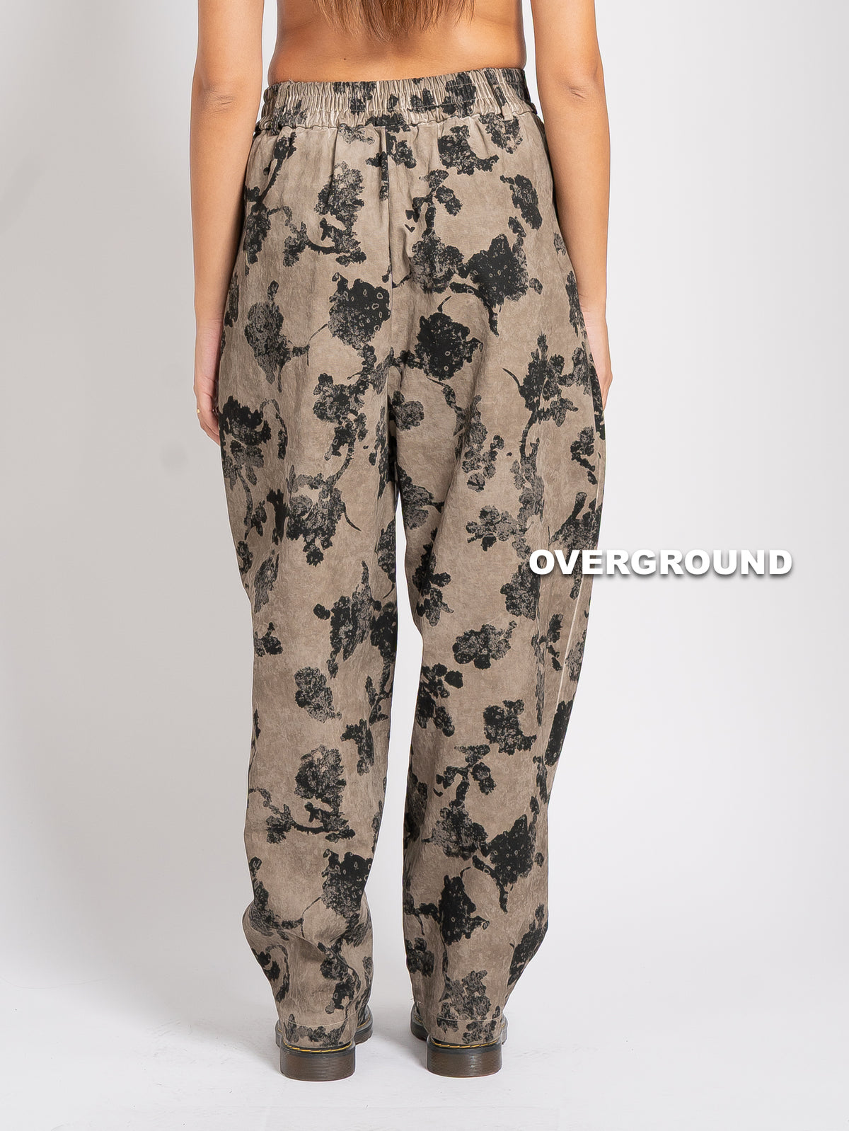 PANTALONE OVER FANTASIA CON PENS SUL GAMBULE