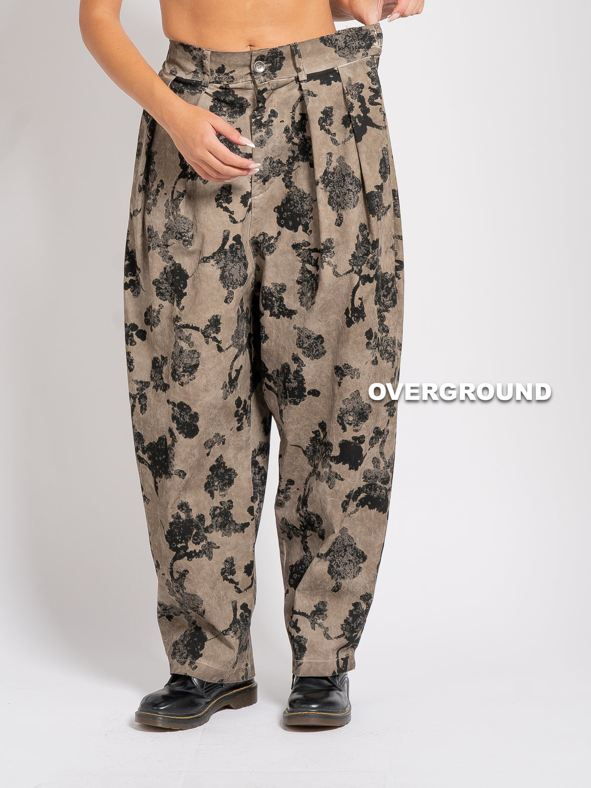 PANTALONE OVER FANTASIA CON PENS SUL GAMBULE