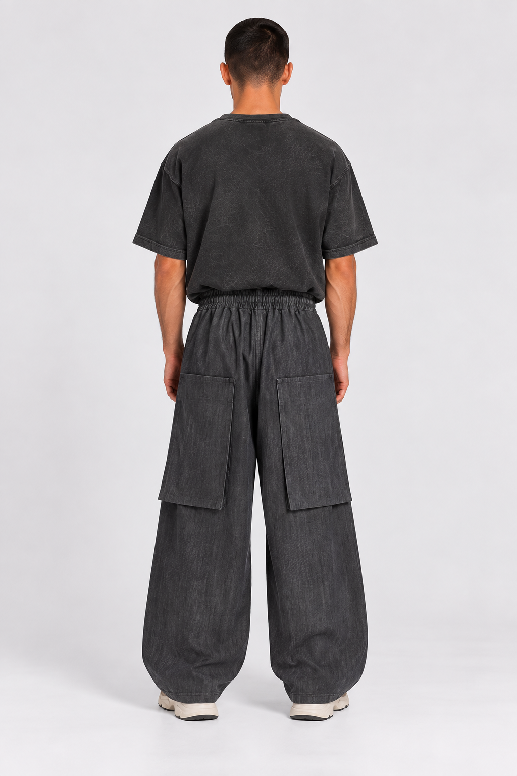 PANTALONE OVER CON TASCHE DIETRO