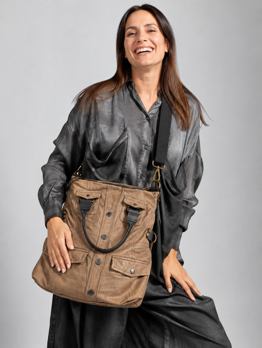 LEDERTASCHE MIT TASCHEN UND KNÖPFEN VORNE