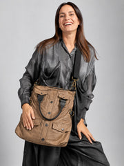 LEDERTASCHE MIT TASCHEN UND KNÖPFEN VORNE