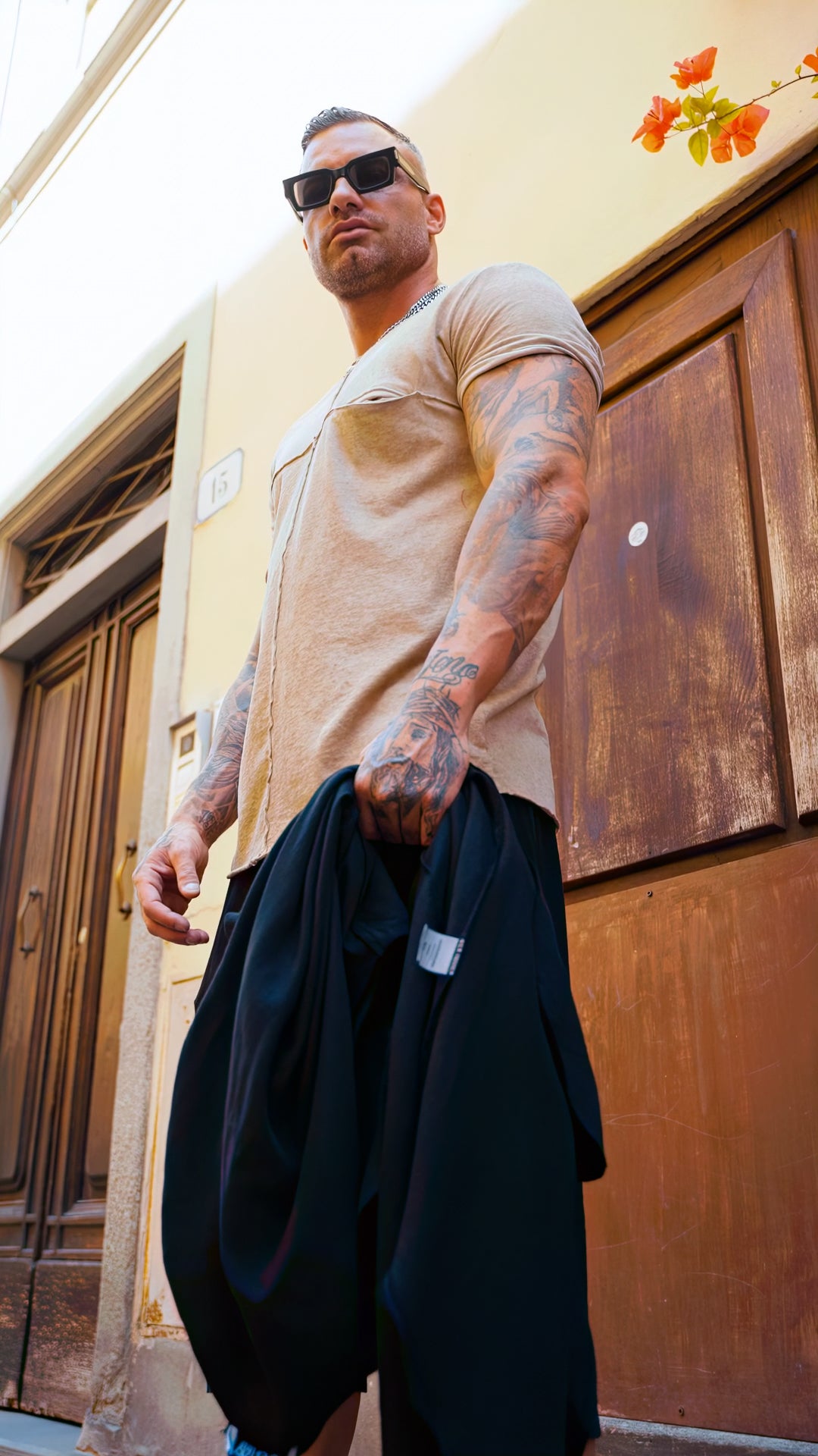 T-SHIRT CON TASCHE DAVANTI