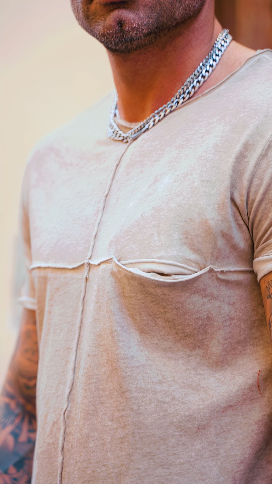 T-SHIRT CON TASCHE DAVANTI