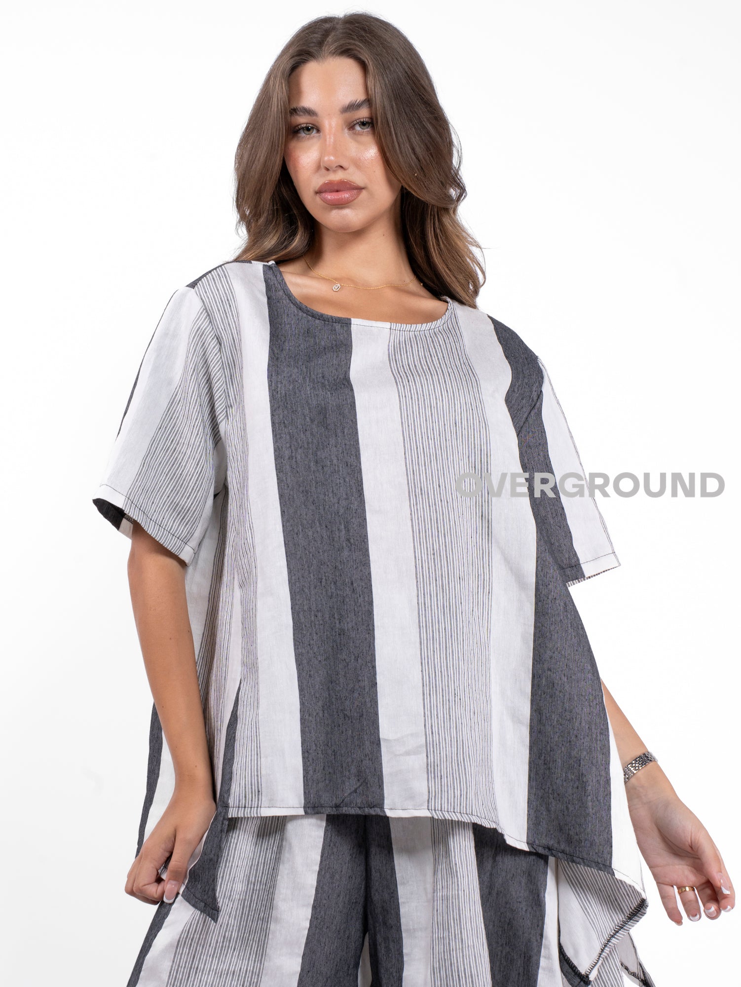MAGLIA LARGA ASIMMETRICA RIGATA